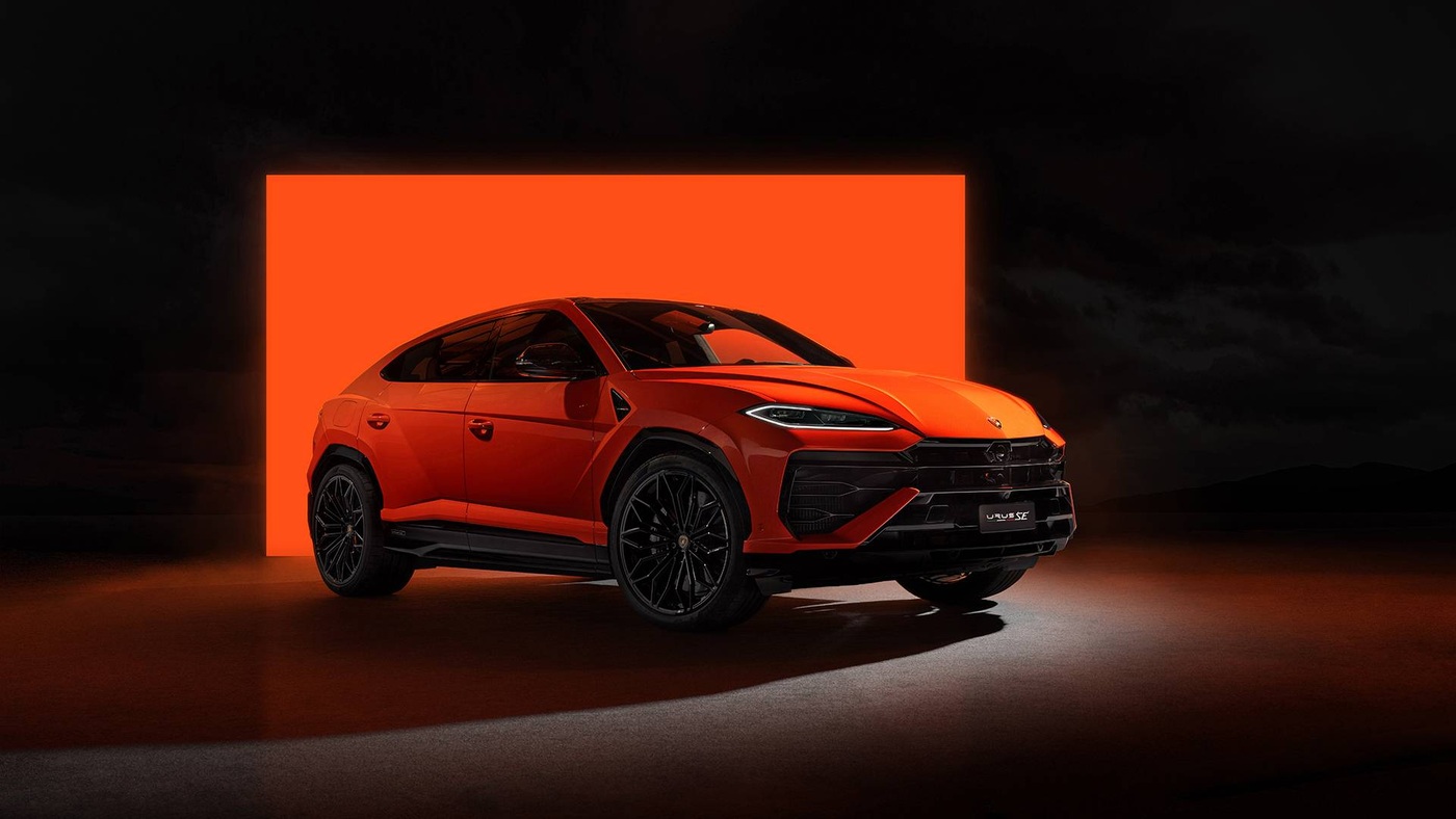 Lamborghini Urus SE official manufacturer photograph